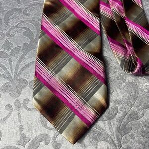 TED BAKER 100% Silk Brown
Pink Geometric Necktie Tie